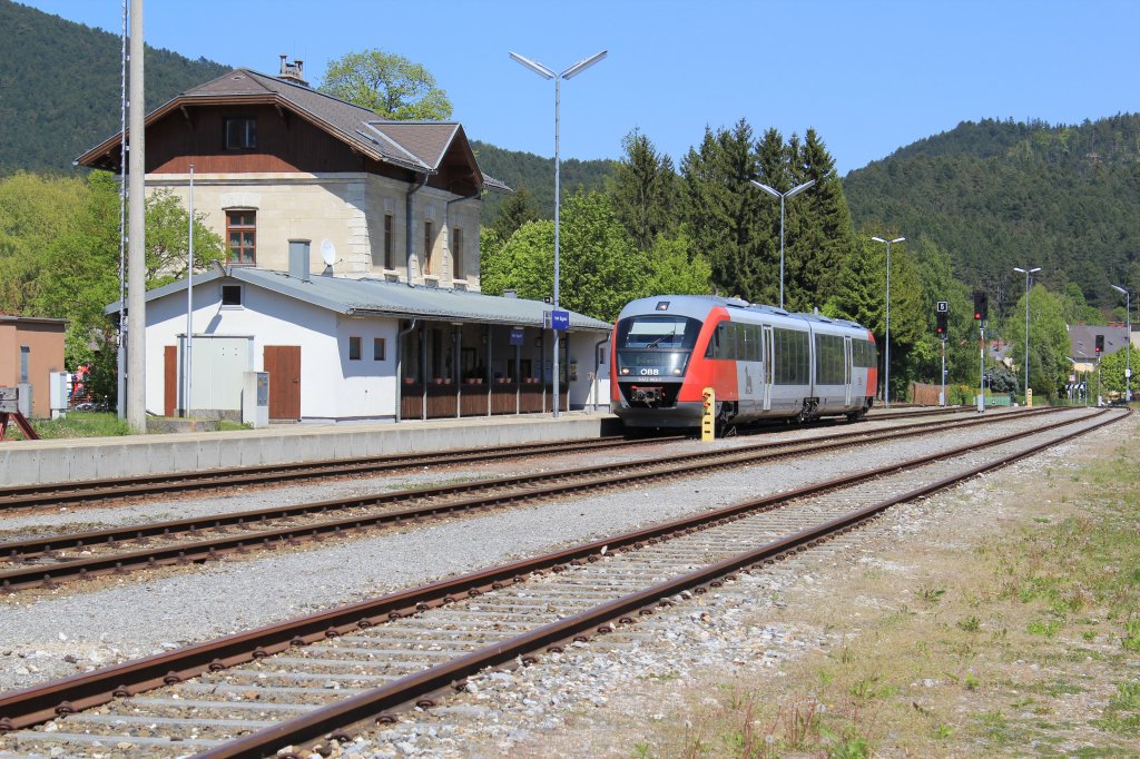 R 6531 beim planmigen Halt in Pernitz/Muggendorf in Fahrtrichtung Gutenstein, Mai 2011