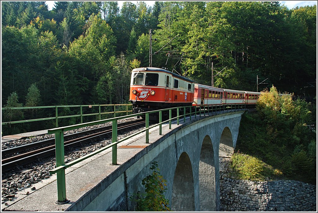 R 6813 am Heugrabenviadukt - Der R 6813 von St.Plten nach Mariazell wurde am 24.09.2010 von der 1099 016 bespannt. Hier der Zug, dessen Garnitur aus 4 Jaffas besteht, auf dem Heugrabenviadukt.