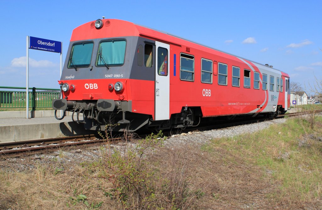R 7235 steht im April 2011 zur Abfahrt in Obersdorf nach Gnserndorf bereit. Heute bildet an der Stammersdorfer Bahn Obersdorf ein Endbahnhof. Die Geleise auf der  Strecke von Stammersdorf in Wien bis Obersdorf wurden 1995 abgetragen. 