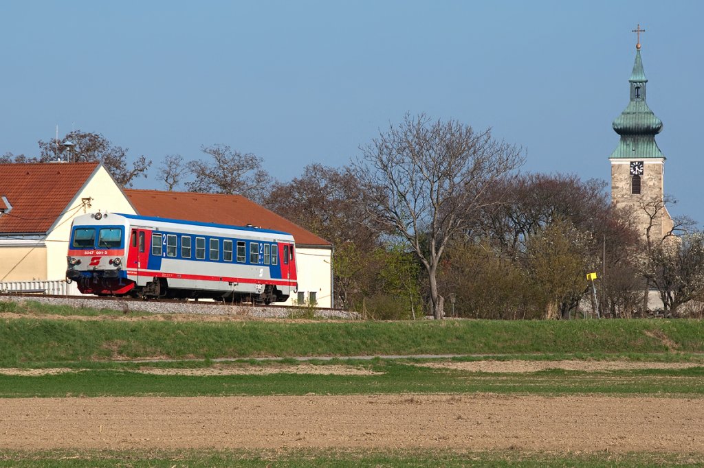 R 7238 ist von Gnserndorf nach Obersdorf Hst. unterwegs. Die Aufnahme entstand am 04.04.2012 bei Obersdorf, im Hintergrund ist die Kirche von Pillichsdorf zu sehen.