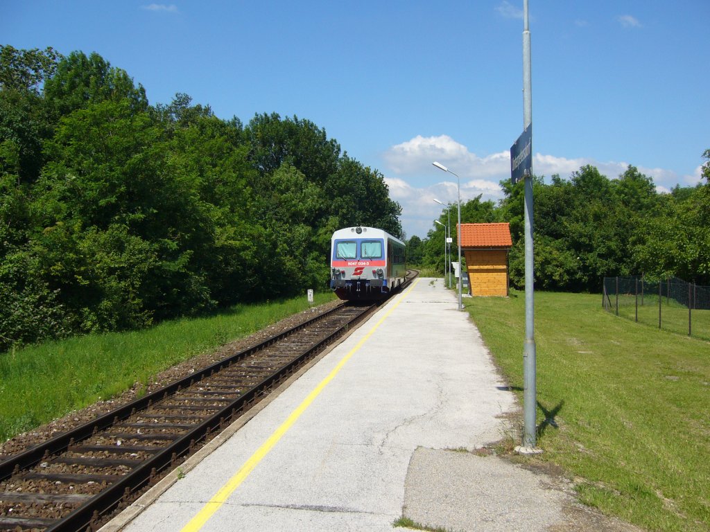 R 7715 aus Wr. Neustadt bei Abfahrt nach kurzem Halt in Unterpetersdorf, kurz vor Endstation Neckenmarkt-Horitschon.