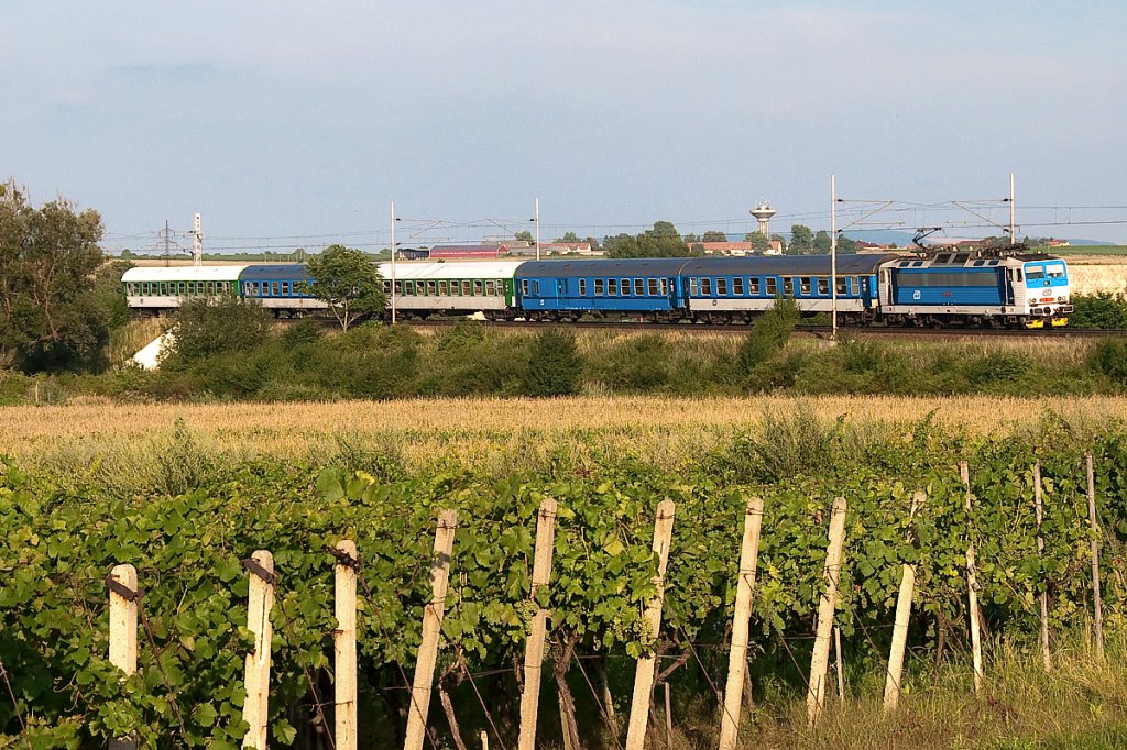 R 812 von Olmtz nach Brnn, am 03.08.2011 kurz vor Breclav.