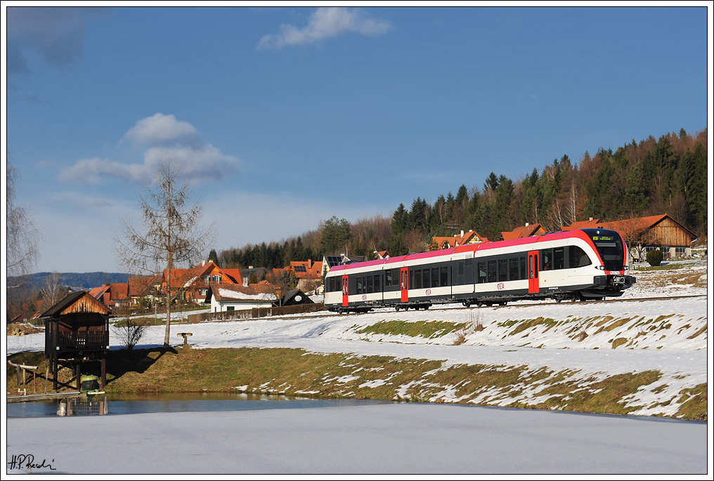 R 8535 von Graz nach Wies-Eibiswald am 12.12.2010 bei den Teichen in Kresbach zwischen Deutschlandsberg und Hollenegg.