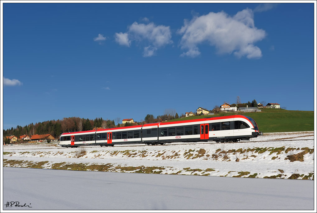 R 8535 von Graz nach Wies-Eibiswald am 12.12.2010 bei den Teichen in Kresbach zwischen Deutschlandsberg und Hollenegg.