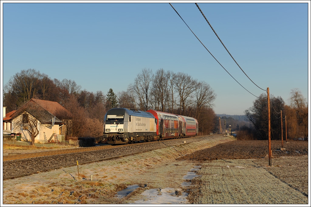 R 8557 war am 18.1.2011 mit Schneewittchen bespannt, die als Ersatz fr RTS 2016 906 seit 17.1.2011 auf der GKB mit den Doppelstockwaggons unterwegs ist und kurz vor dem Bahnhof Preding-Wieselsdorf aufgenommen werden konnte. Es ist dies der einzige Zug, der mit 2016 ber die  alte  Strecke von Graz ber Lieboch nach Wies fhrt. Lichttechnisch ist der Zug zur Zeit vorher brigens auch nicht mglich.