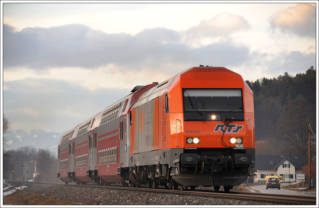 R 8567 von Graz ber Lieboch nach Wies-Eibiswald am 17.2.2012 kurz nach der Haltestelle Oisnitz-St. Josef aufgenommen.