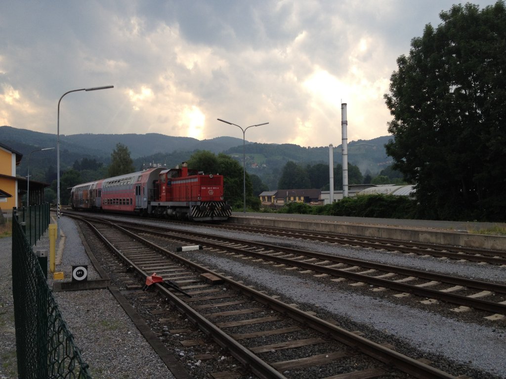 R 8569 (S61 Graz Hbf/Lieboch/Wies-Eibiswald) am 21.6.2012 beim Halt im Bahnhof Deutschlandsberg. Der Zug bestand heute aus einem Steuerwagen (Kunstwagen) und einem Beiwagen. Geschoben wurde der Zug heute von DH 1500.3.