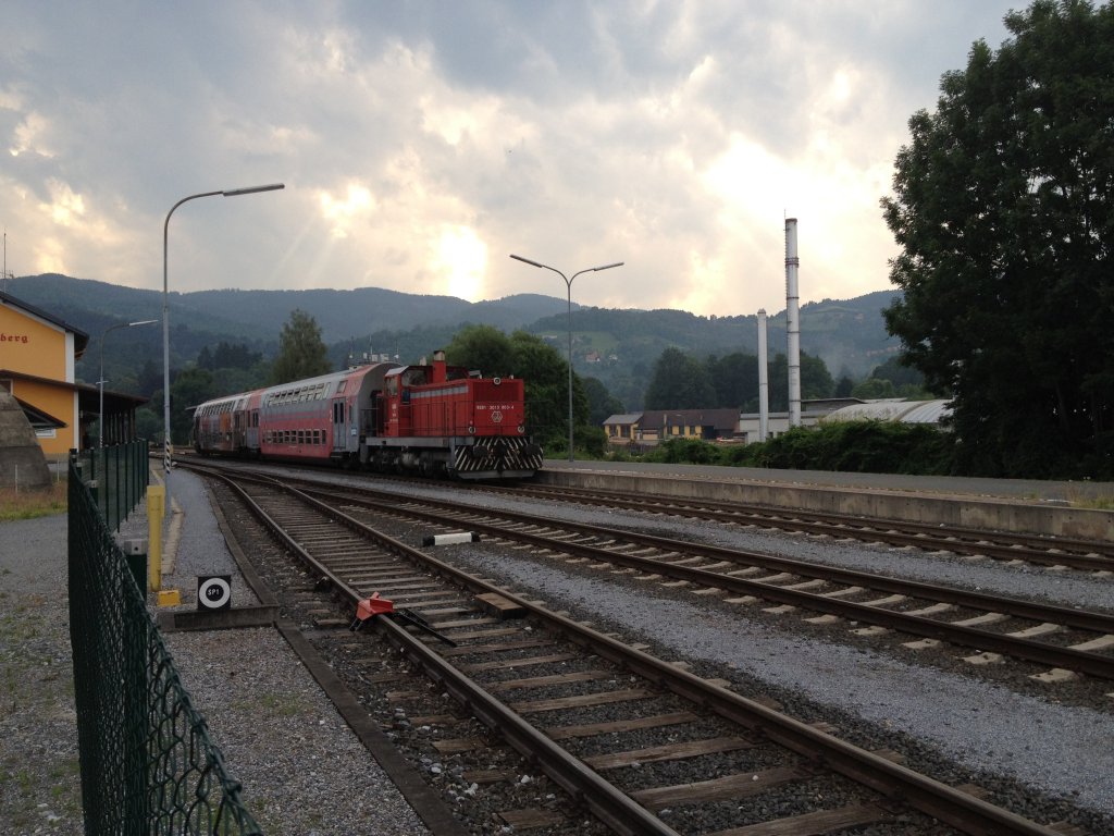 R 8569 (S61 Graz Hbf/Lieboch/Wies-Eibiswald) am 21.6.2012 beim Halt im Bahnhof Deutschlandsberg. Der Zug bestand heute aus einem Steuerwagen (Kunstwagen) und einem Beiwagen. Geschoben wurde der Zug heute von DH 1500.3.