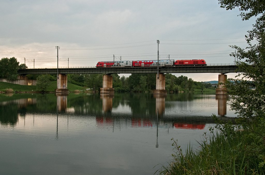 R 9582 von Wien nach Marchegg spiegelt sich im Entlastungsgerinne. Die Aufnahme enstand am 07.05.201.