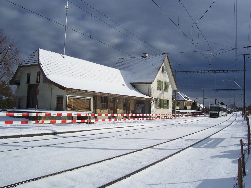 R 9832 Weinfelden - Konstanz am 30.01.2010 bei der Einfahrt in die Haltestelle Kreuzlingen-Bernrain. Die neue Haltestelle befindet sich einige Meter neben dem im Bild gezeigten alten, auer Betrieb befindlichen Bahnhofsgebude