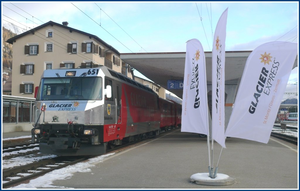 R1117 von Chur nach St.Moritz beim Halt in Samedan. Ge 4/4 III 651 Fideris. (11.11.2009)
