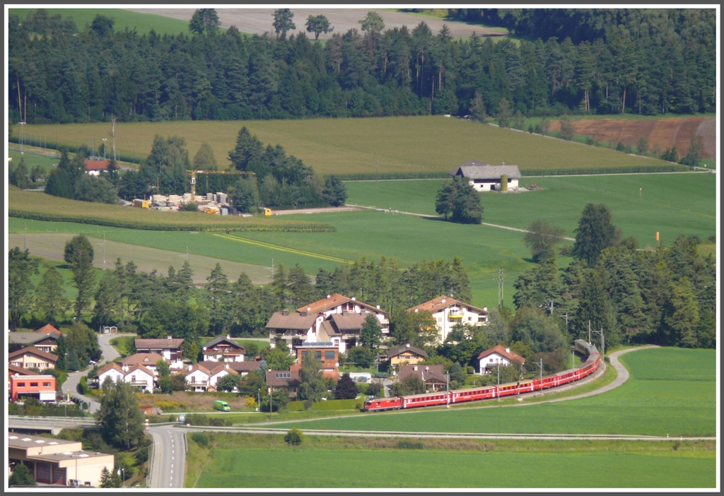 R1133 mit Ge 4/4 II 625  Kblis  kommt zwischen Cazis und Thusis um die Kurve. Aufnahme vom Schloss Hohenrtien am Eingang zur Viamalaschlucht.
(12.09.2010)