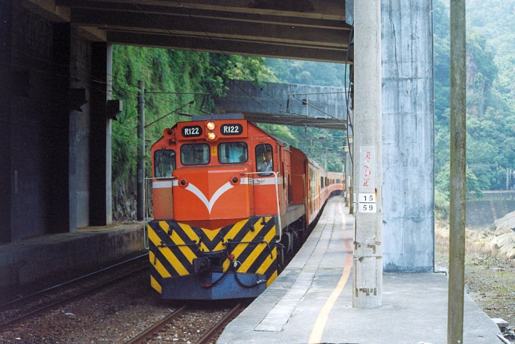 R122 fährt am 21.Mai 2005 durch die Hst. Sandiao Ling.