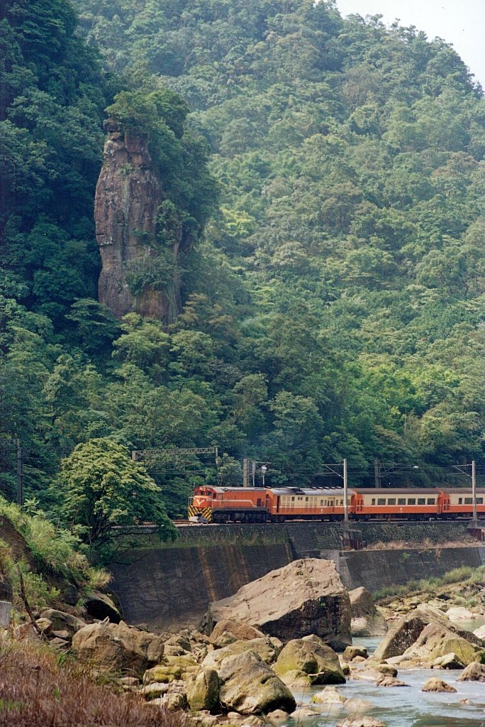 R122 nähert sich der Hst. Sandiao Ling, 21.Mai 2005.