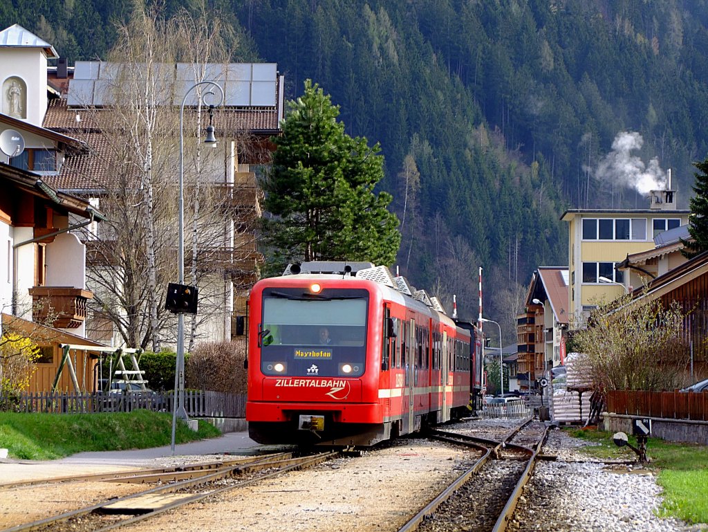 R123 erreicht den Bahnhof Zell am Ziller, whrend im Hintergrund bei Zillertalbier wohl schon der „Gauder Bock“ fr das gleichnamige Fest gebraut wird; 120410