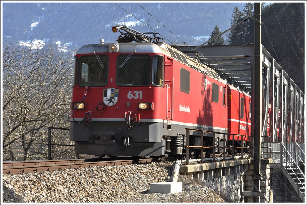 R1236 mit Ge 4/4 II 631  Untervaz  berquert den Vorderrhein bei Reichenau-Tamins. 01.03.2011)