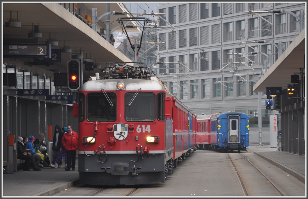 R1425 mit Ge 4/4 II 614  Schiers  fhrt um 09.08Uhr nach Arosa. (20.02.2011)