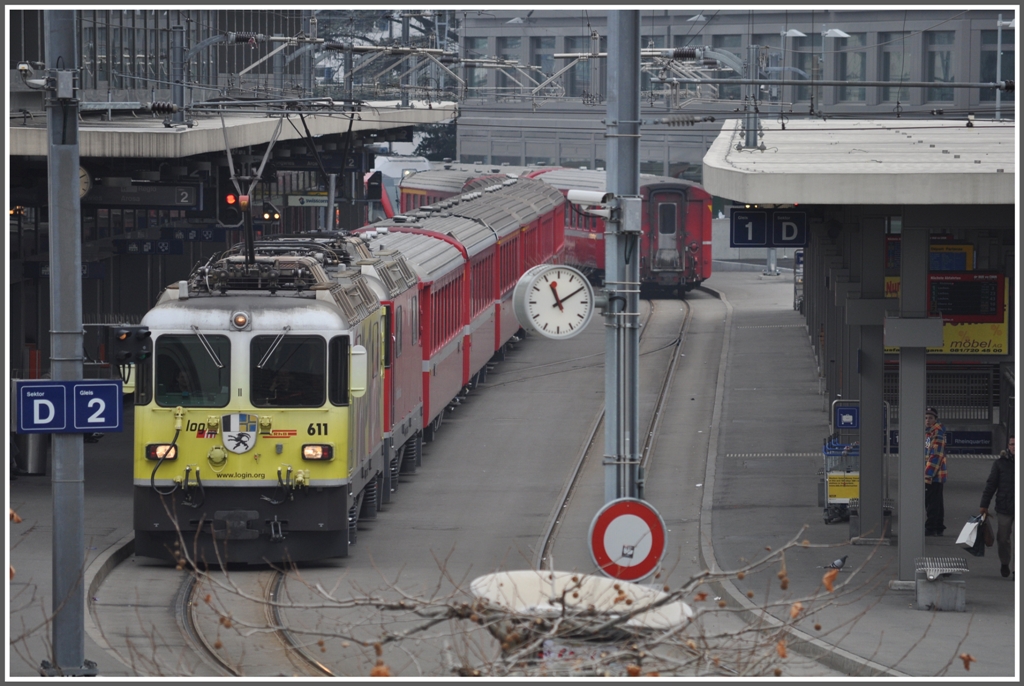 R1433 mit Ge 4/4 II 611  Landquart  steht abfahrbereit auf Gleis 2 in Chur. (20.02.2011)