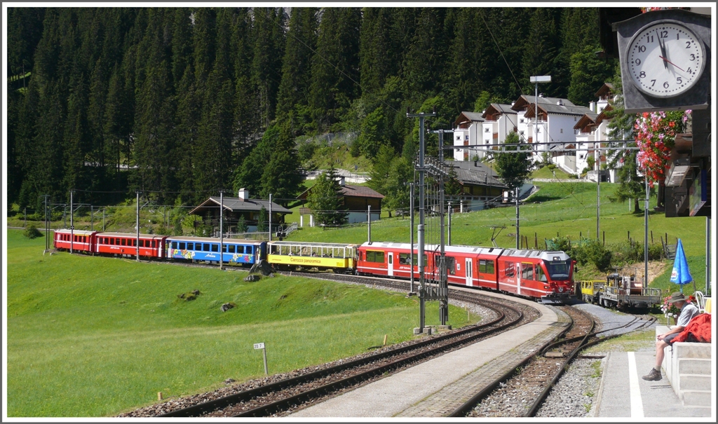 R1436 mit ABe 8/12 3505 fhrt in Litzirti ein. (29.08.2011)