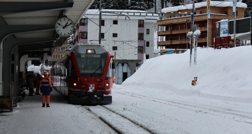 R1437 aus Chur trifft punktlich im Zielbahnhof Arosa ein. Aufgenommen im Januar 2012.