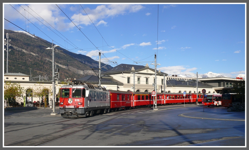 R1437 mit Ge 4/4 II 616  Filisur  verlsst den Churer Bahnhof Richtung Arosa. (21.11.2010)