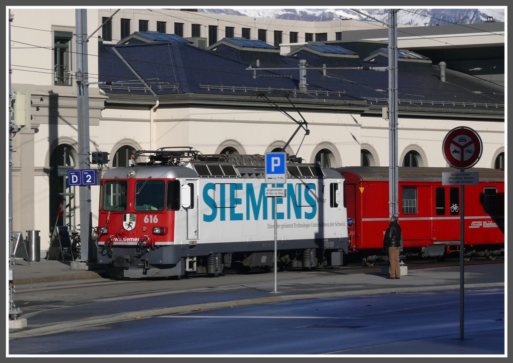R1437 mit Ge 4/4 II 616  Filisur  verlsst den Churer Bahnhof Richtung Arosa. (21.11.2010)