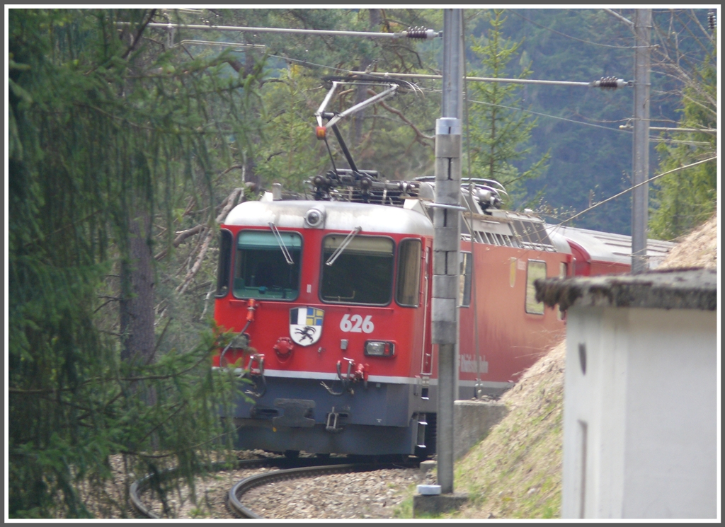 R1440 mit Ge 4/4 II 626  Malans  verschwindet im Castielertobel, (11.04.2010)