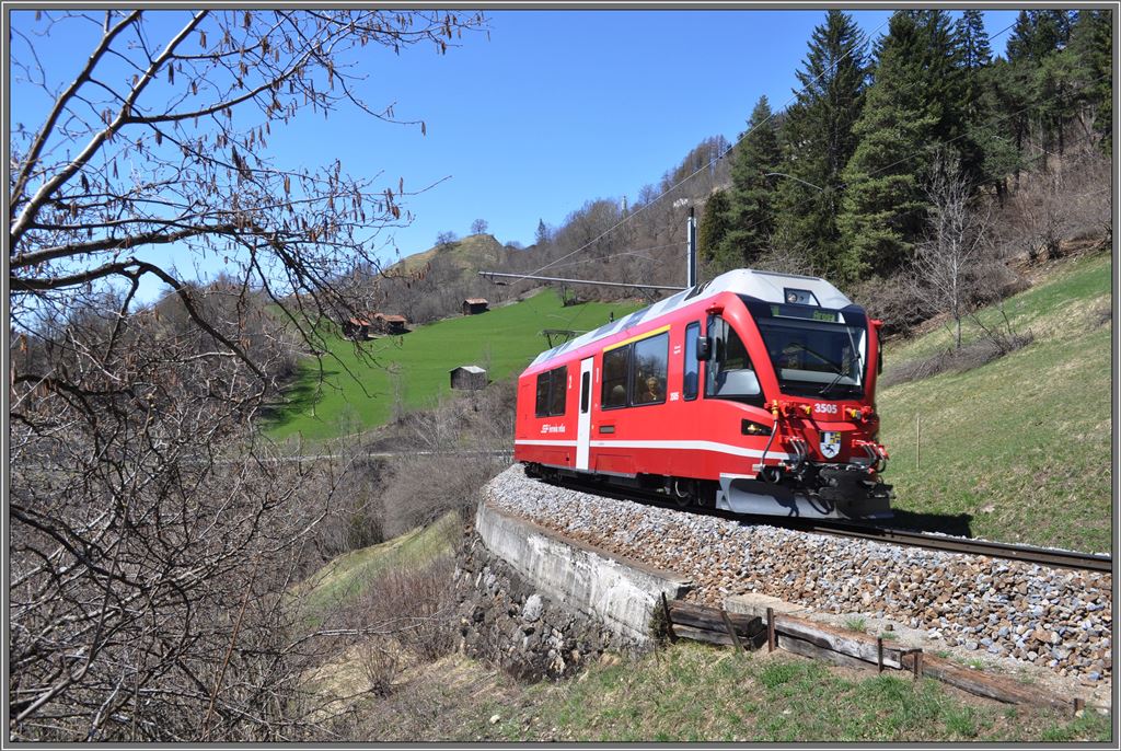 R1441 mit ABe 8/12 3505  Giovanni Segantini  zwischen St.Peter-Molinis und Peist. (25.04.2013)
