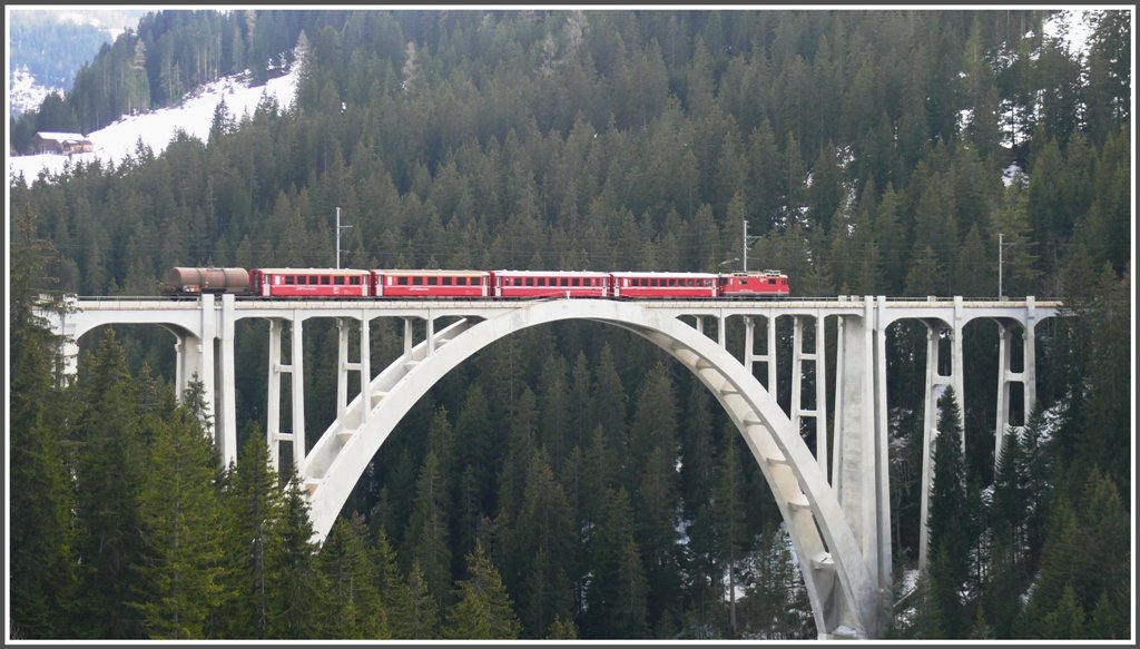 R1441 mit Ge 4/4 II 623  Bonaduz  berquert soeben den Langwieser Viadukt, um die Talseite zu wechseln. (25.03.2010)