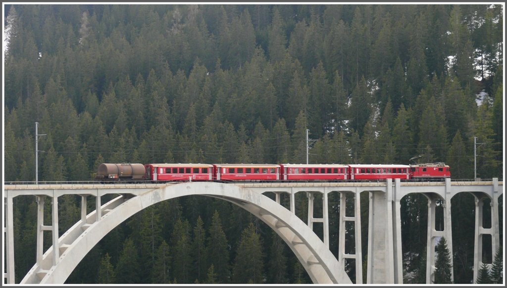 R1441 mit Ge 4/4 II 623  Bonaduz  auf dem 284m langen Langwieser Viadukt. (25.03.2010)