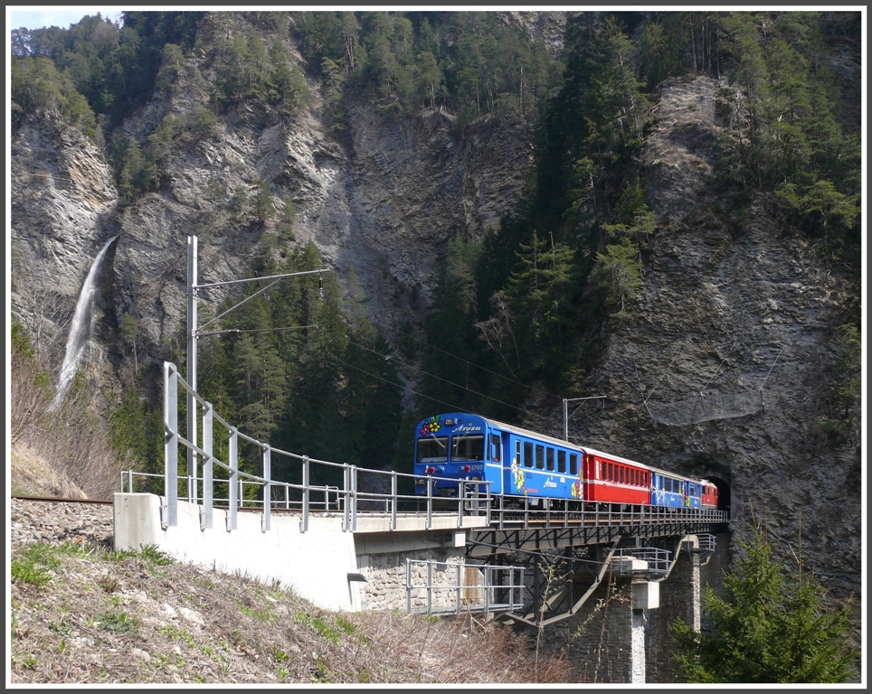 R1441 mit Steuerwagen 1703 berquert das Castieler Tobel. (11.04.2010)