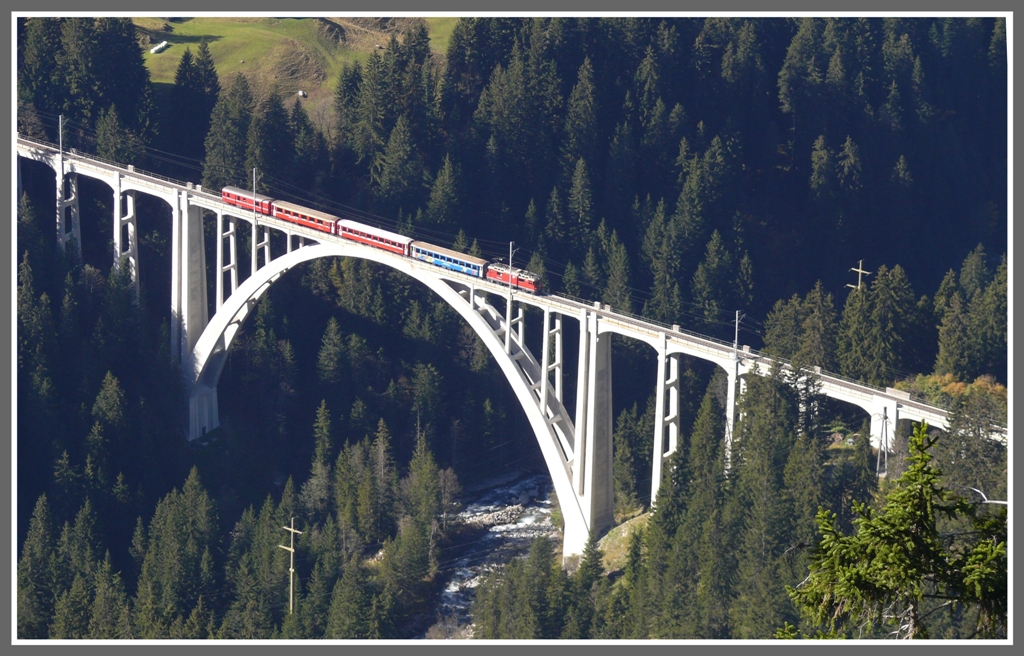 R1444 auf Talfahrt auf dem Langwieserviadukt. (12.10.2010)