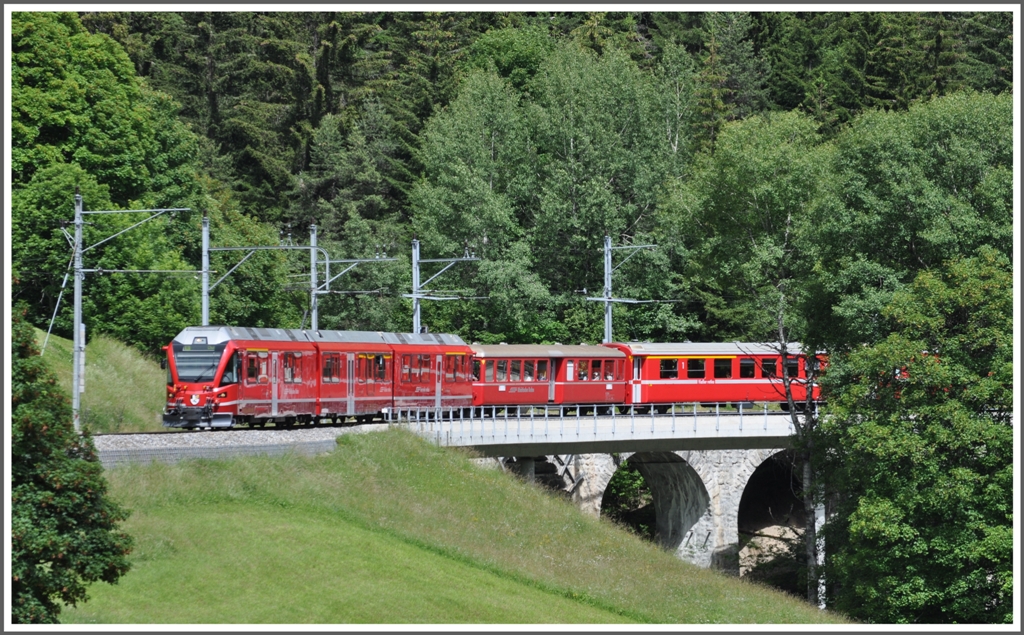R1444 mit einem ABe 8/12 berquert das Farbtobel bei Peist auf der neuen Brcke, dahinter sind noch die Bgen der alten Brcke zu sehen. (21.06.2011)