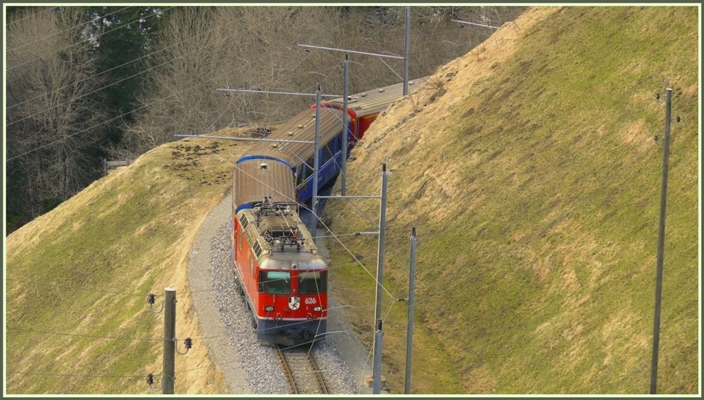 R1444 mit Ge 4/4 II 626  Malans  verschwindet im Grndjitobel bei Langwies. (25.03.2010)