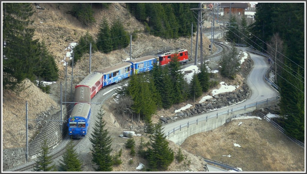 R1444 mit Steuerwagen 1703 windet sich bei Langwies talwrts. (25.03.2010)