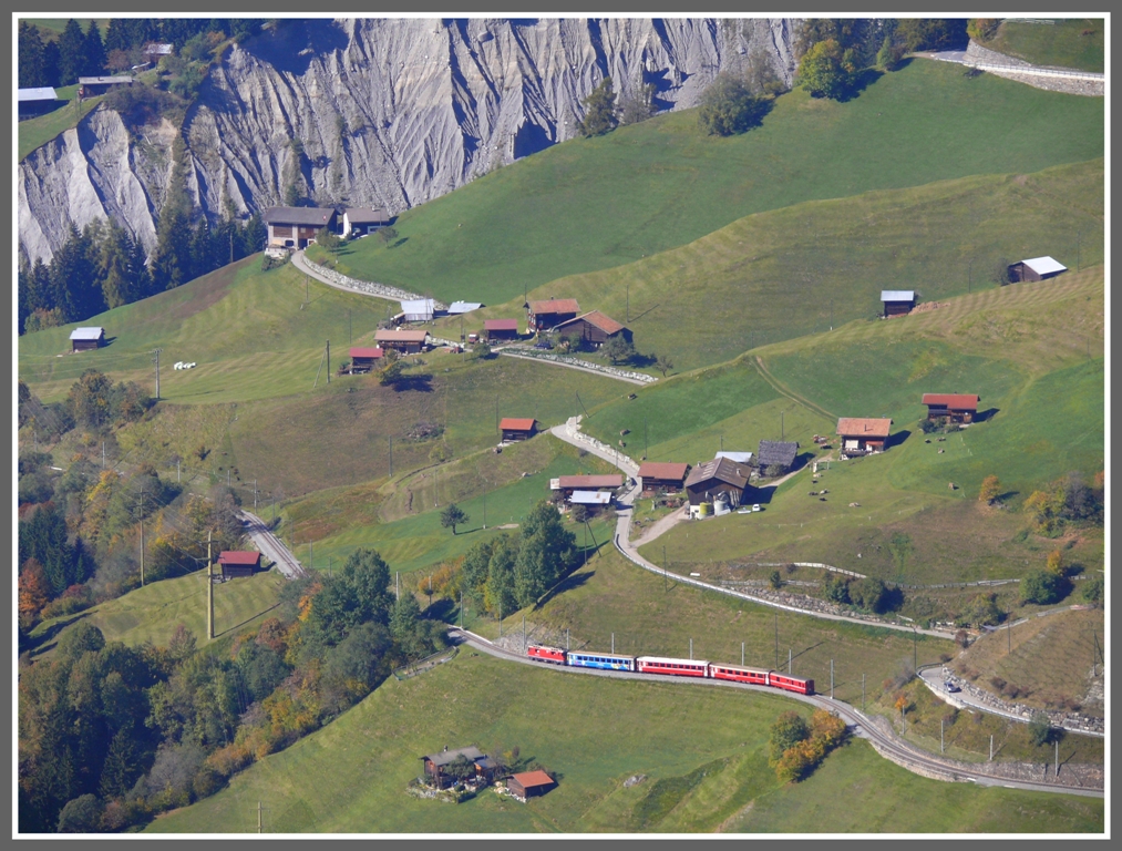 R1444 schlngelt sich unterhalb Langwies dem Grndjitobel entgegen. (12.10.2010)