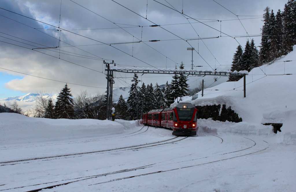 R1445 von Chur nach Arosa bei der Einfahrt in Langwies. Aufgenommen im Januar 2012.
