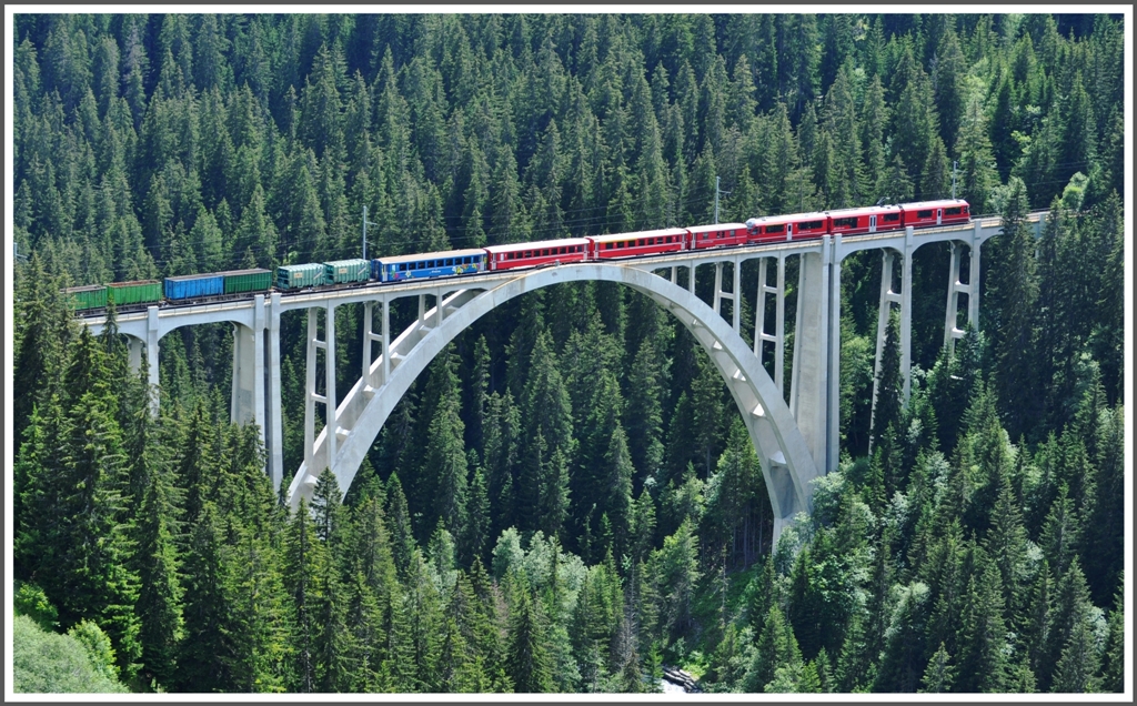 R1445 mit ABe 8/12 auf dem Langwieserviadukt. Wie stark diese Alegras sind beweist diese Aufnahme des bergwrts fahrenden Zuges. (21.06.2011)