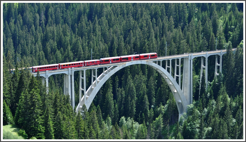 R1445 mit ABe 8/12 auf dem Langwieserviadukt. (21.06.2011)