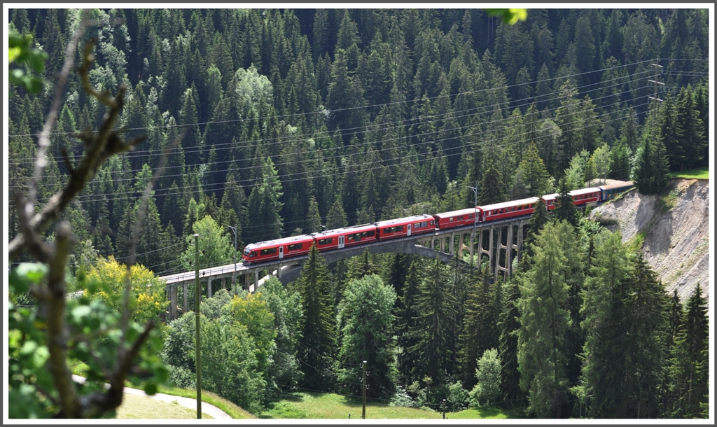 R1445 mit ABe 8/12 berquert das Grndjitobel bei Langwies GR. (21.06.2011)