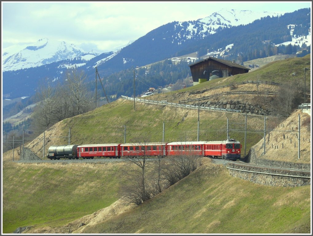 R1445 mit Ge 4/4 II 612  Thusis  erreicht in Krze Langwies. (25.03.2010)