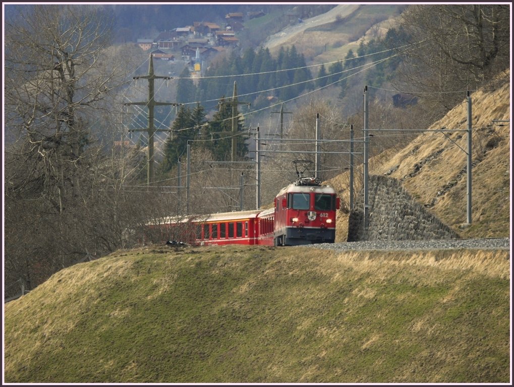 R1445 mit Ge 4/4 II 612  Thusis  erreicht in Krze Langwies. (25.03.2010)