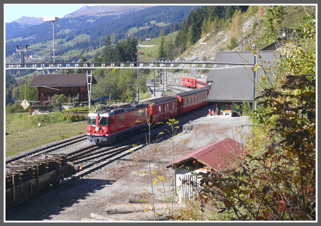 R1445 mit Ge 4/4 II 627  Reichenau-Tamins  in Langwies (12.10.2010)