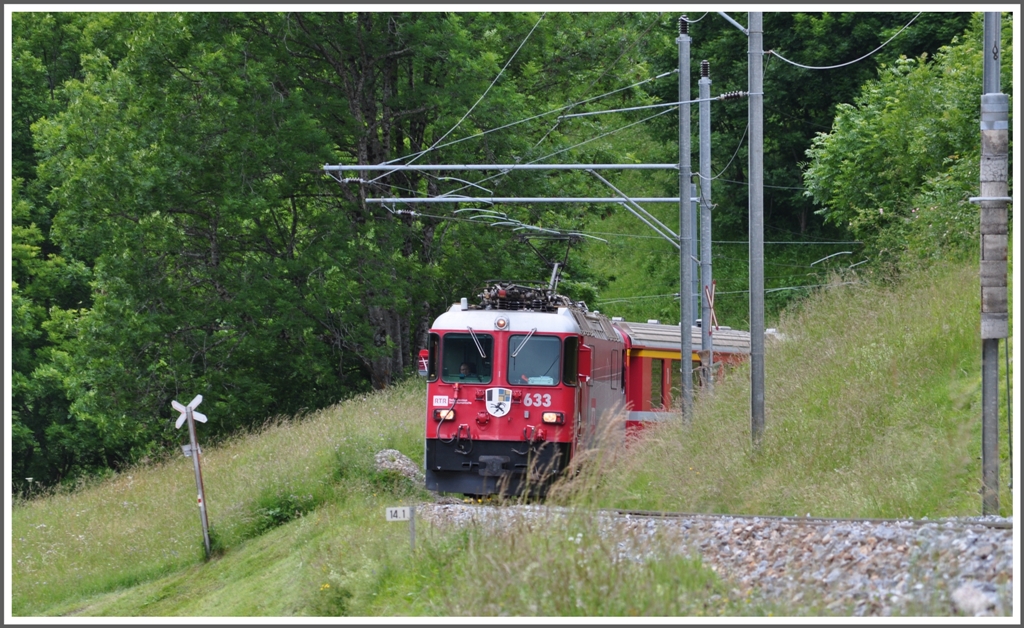 R1445 mit Ge 4/4 II 633  Zuoz  zwischen St.Peter-Molinis und Peist. (21.06.2011)