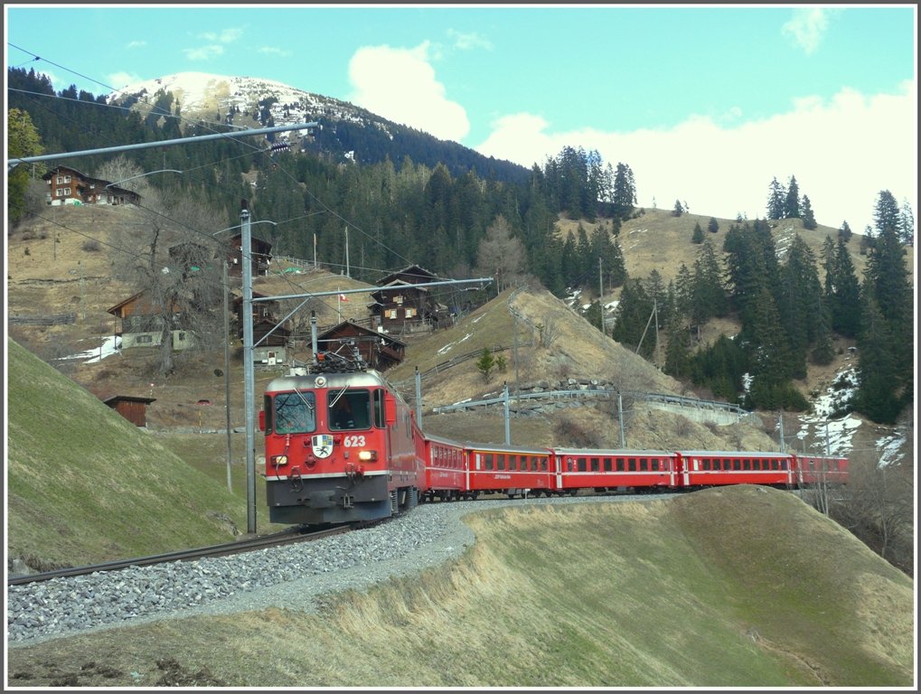 R1448 mit Ge 4/4 II 613  Bonaduz  unterhalb von Langwies. (25.03.2010)