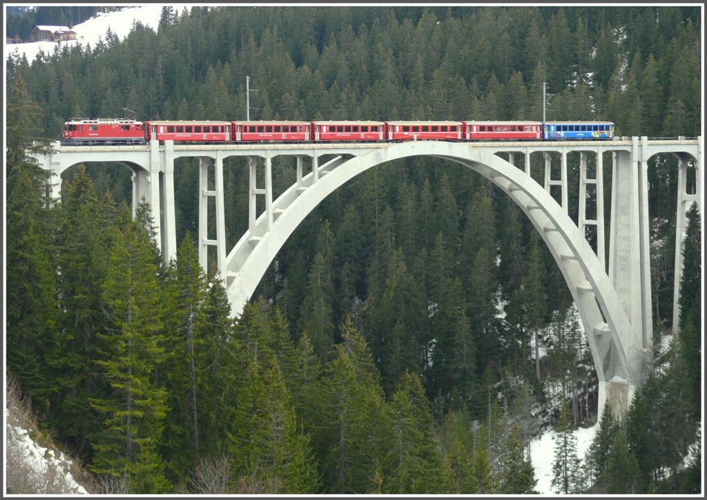R1452 auf dem Langwieserviadukt, dem ersten Eisenahnspannbetonviadukt der Welt, erbaut 1912-1914, 284m lang und 62m hoch. (25.03.2010)