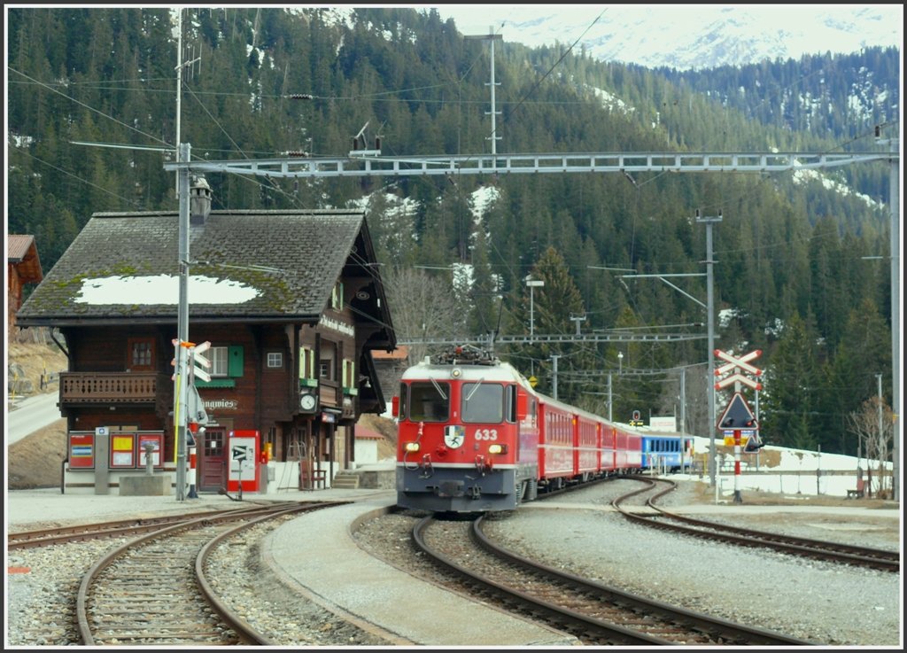 R1452 mit Ge 4/4 II 633  Zuoz  in Langwies. (25.03.2010)