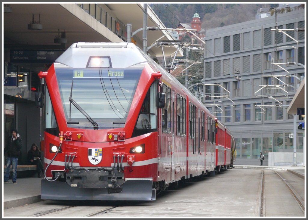 R1453 nach Arosa steht abfahrbereit auf Gleis 2 in Chur. (06.01.2011)