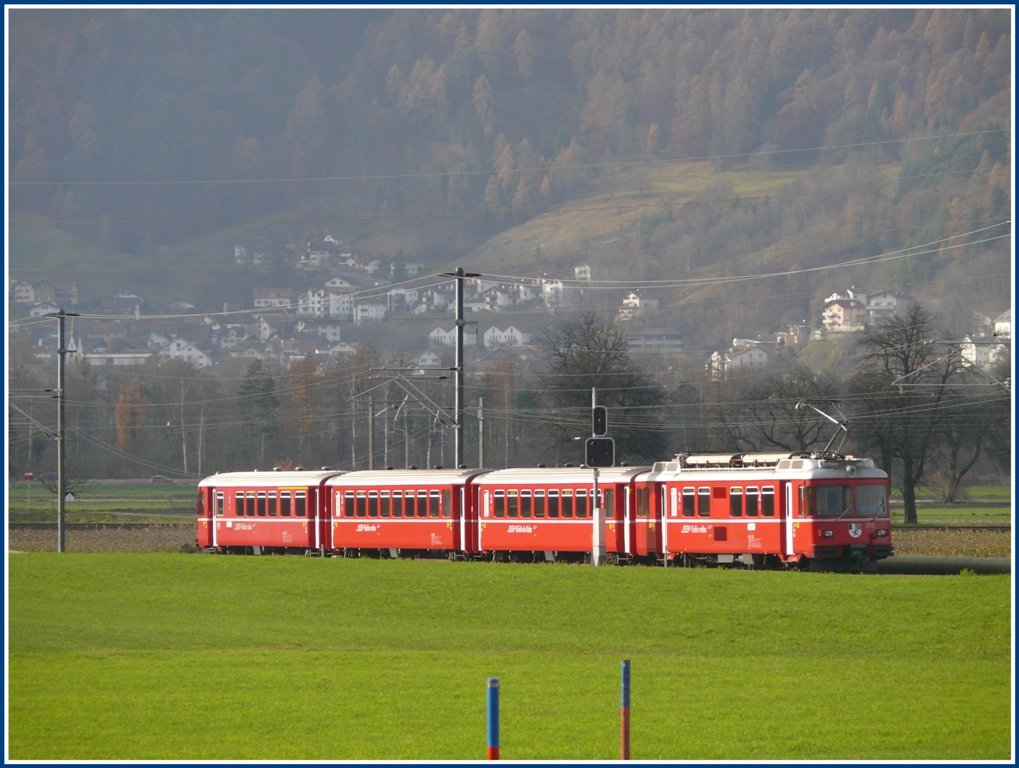 R1533 mit Be 4/4 512 zwischen Igis und Zizers. Im Hintergrund ist Untervaz Dorf zu sehen. (22.11.2009)