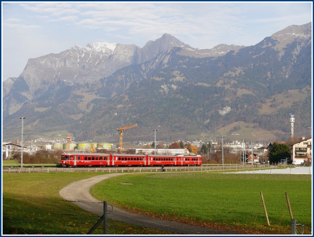R1533 (S8) kurz nach Igis. Im Hintergrund der Falknis 2562m sowie das Glegghorn 2450m. (22.11.2009)